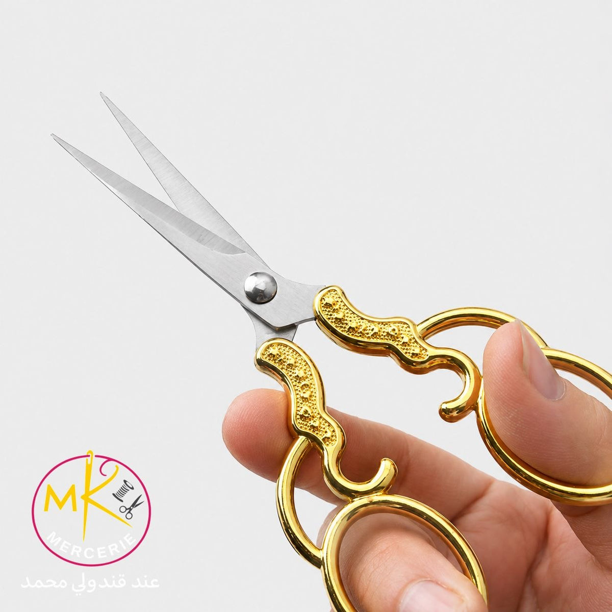 ✨ مقص فاخر ✨
✂️👑